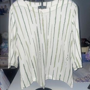 Gently Loved 💜 Elegant Green/White Blouse